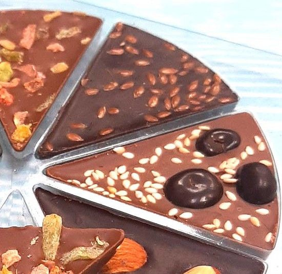 Асорті чорного та молочного шоколаду ШокоПіцца, з цукатами та горіхами, 120 г, Солодкий Світ фото