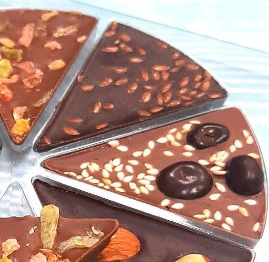 Ассорти черного и молочного шоколада ШокоПицца, с орехами и цукатами, 120 г, Сладкий Мир фото