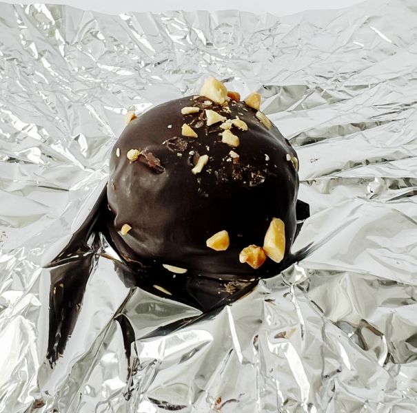 Цукерки шоколадні Грильяж з фундуком і фініками, ручної роботи, без цукру, 160 г, MonLasa фото